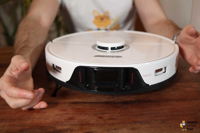 Der Roborock S8 Pro Ultra ist von Vorne zu sehen.